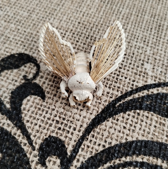 Vintage Monet Bumble Bee/Insect Brooch - Picture 13 of 15